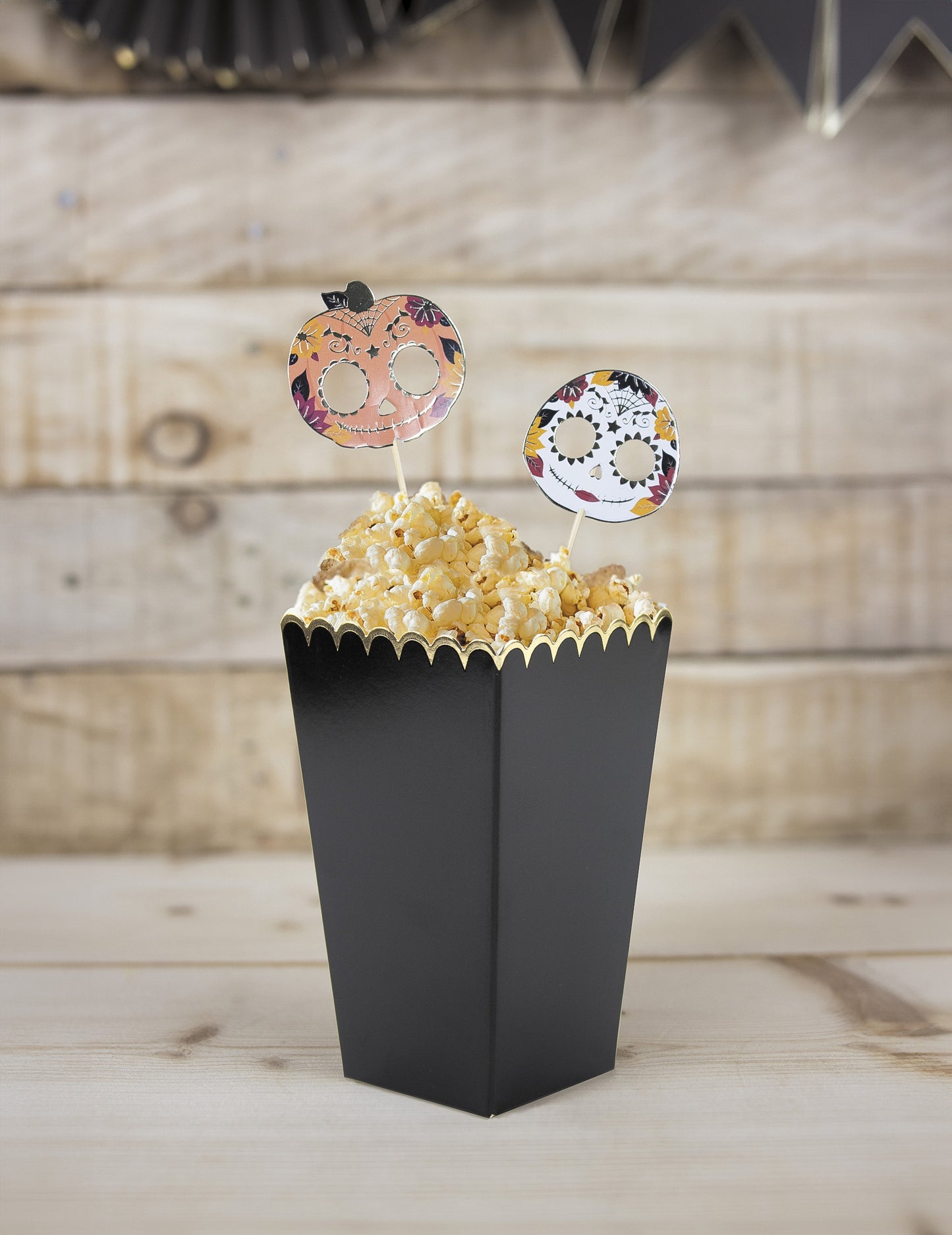 8 černých popcorn a zlatých krabic 12,5 x 7 cm